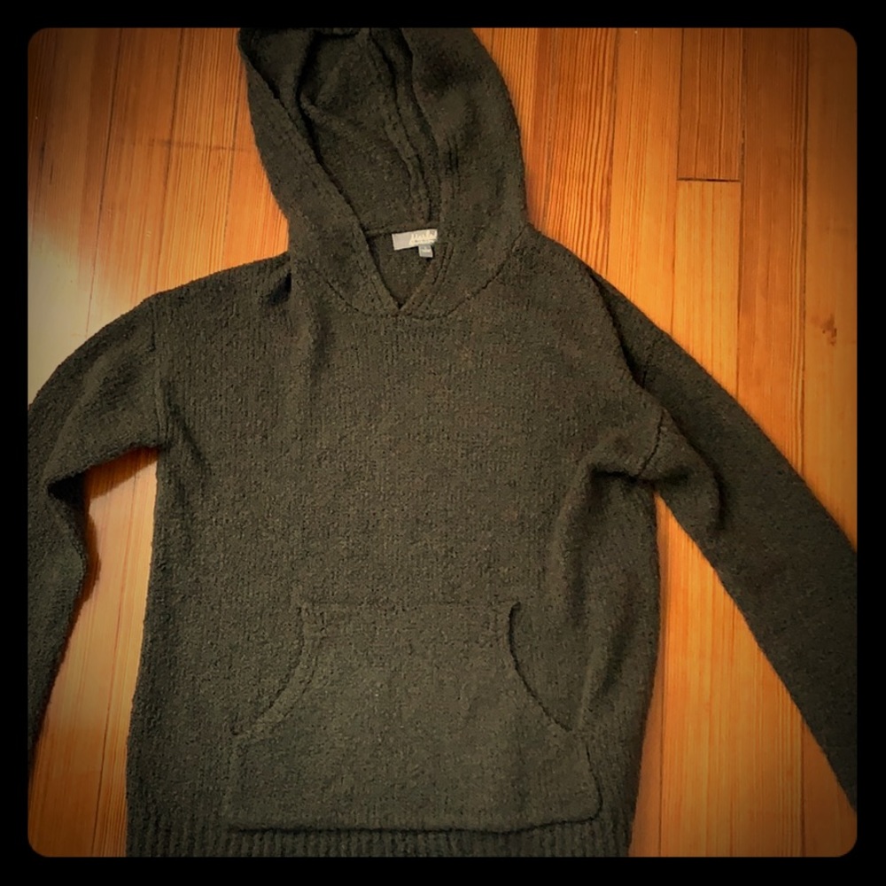 Green sweater or sweatshirt